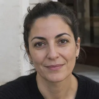 Elena Ortiz, retrato cercano de frente con el pelo recogido